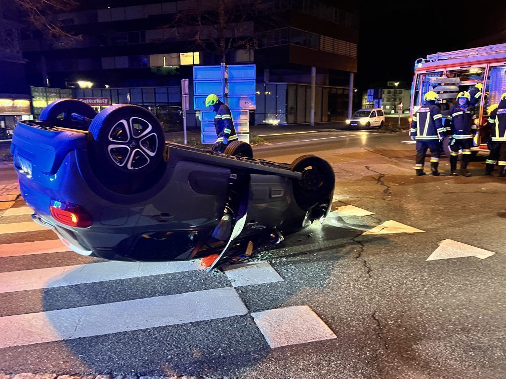 Auto im Kreisverkehr überschlagen