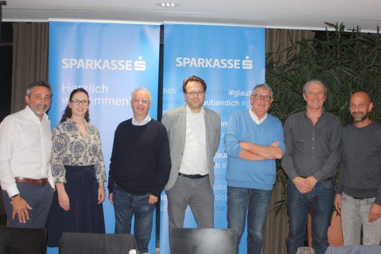 Wolfgang Ender, Nathalie Koch, Wolfgang Strauss, Christoph Grager, Bernhard Neuberger, Folke Postmayer und Stefan Strammer blicken zuversichtlich in die Zukunft von FC BW Feldkirch. - © VN-TK