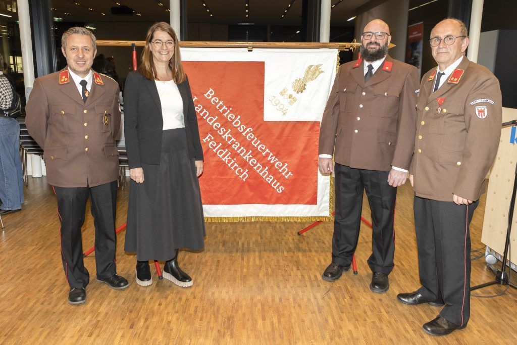 Jubiläum mit Fahnenweihe gefeiert