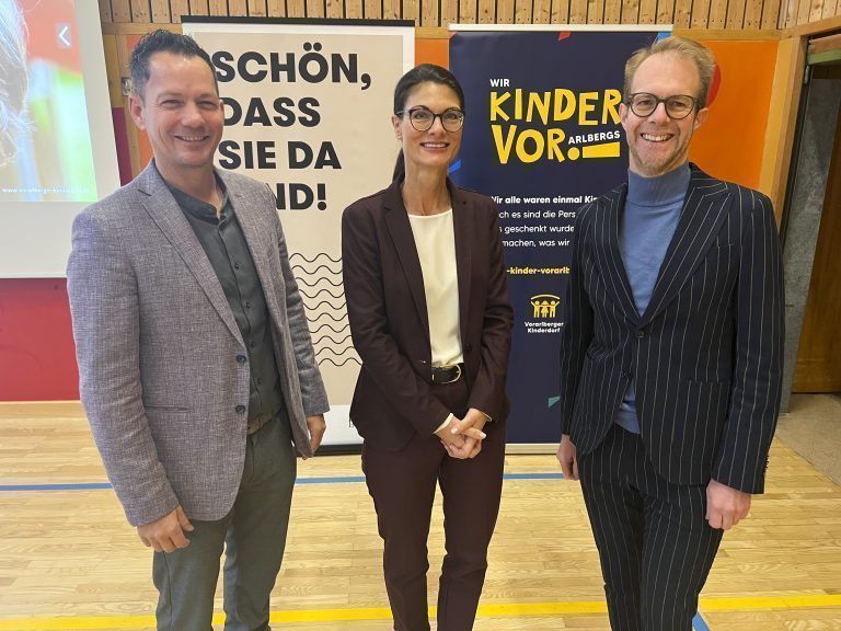 Luden zum 33. Bregenzer Unternehmerfrühstück: Robert S. Salant, Karin Mäser und Kinderdorf GF Simon Burtscher-Mathis
