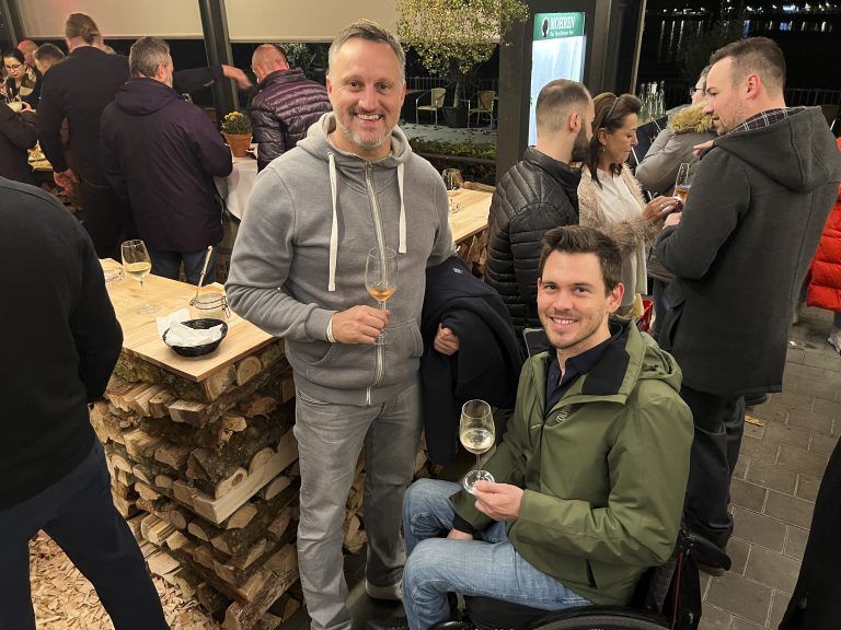 Manuel Hämmerle und Manuel Riedmann beim Probieren
