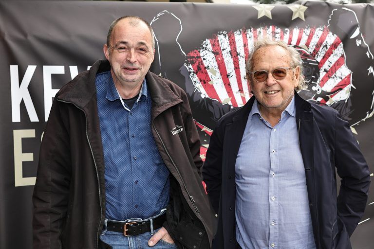 9. Nov. 2024 | Fahrer WEC-Weltmeister-Feier von Kévin Estre in seiner Heimatgemeinde in Höchst mit Freunden, Bekannten, Nachbarn und Familie. Michael Heuschneider mit Hans-Jörg Allgaier