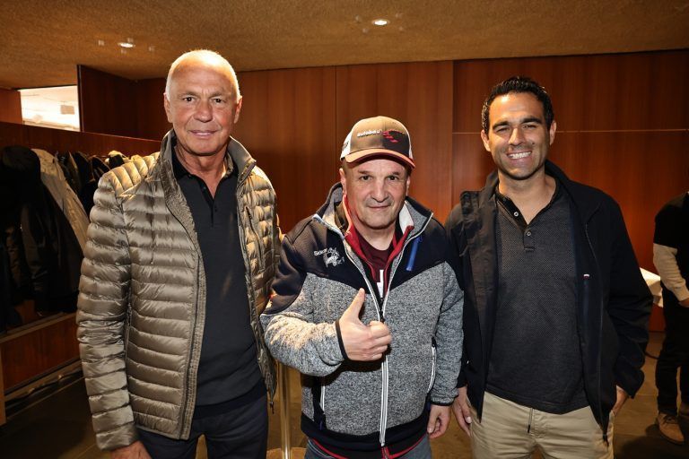 9. Nov. 2024 | Fahrer WEC-Weltmeister-Feier von Kévin Estre in seiner Heimatgemeinde in Höchst mit Freunden, Bekannten, Nachbarn und Familie. Kurt Schranz (li) mit Elio Crestani und Christian Schranz (re)