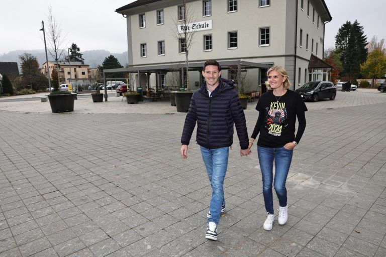 9. Nov. 2024 | Fahrer WEC-Weltmeister-Feier von Kévin Estre in seiner Heimatgemeinde in Höchst mit Freunden, Bekannten, Nachbarn und Familie. Kevin trifft mit Caro am Kirchplatz ein