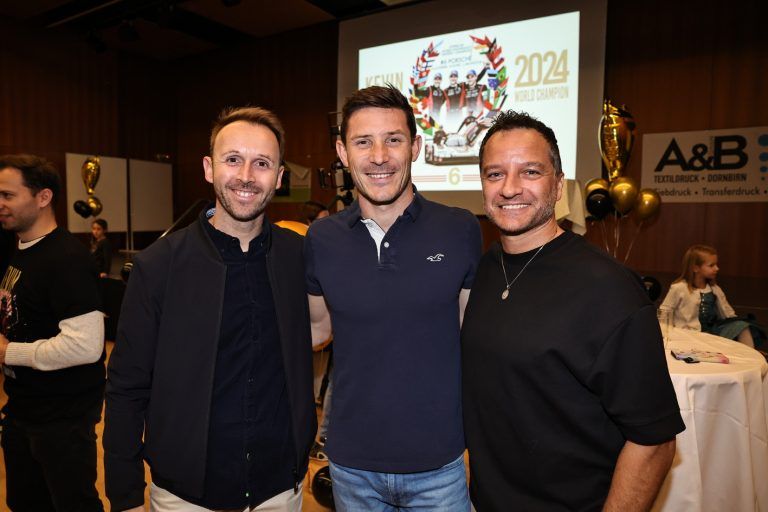9. Nov. 2024 | Fahrer WEC-Weltmeister-Feier von Kévin Estre in seiner Heimatgemeinde in Höchst mit Freunden, Bekannten, Nachbarn und Familie. Fahrerkollegen Rene Rast und Timo Scheider (zusammen 5 DTM Titel) gratulieren ihrem Freund Zum WM-Titel
