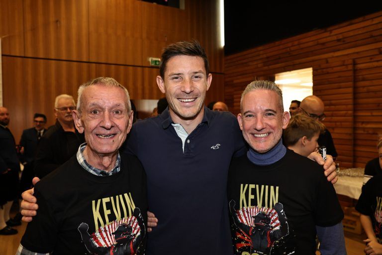 9. Nov. 2024 | Fahrer WEC-Weltmeister-Feier von Kévin Estre in seiner Heimatgemeinde in Höchst mit Freunden, Bekannten, Nachbarn und Familie. Balz Greiner mit Kevin Estre und Maichel Greiner