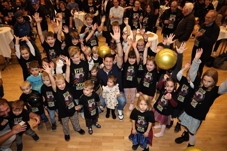 9. Nov. 2024 | Fahrer WEC-Weltmeister-Feier von Kévin Estre in seiner Heimatgemeinde in Höchst mit Freunden, Bekannten, Nachbarn und Familie. Eine Kinderschar mit Kévin Estre am mitfeiern