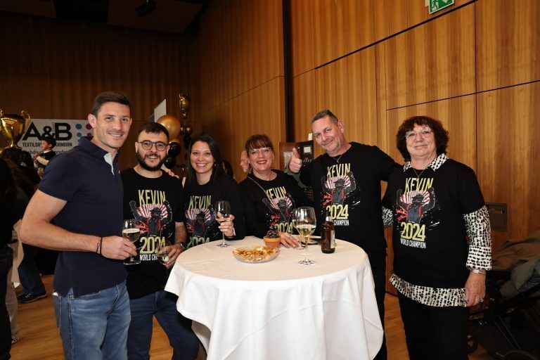 9. Nov. 2024 | Fahrer WEC-Weltmeister-Feier von Kévin Estre in seiner Heimatgemeinde in Höchst mit Freunden, Bekannten, Nachbarn und Familie. Hier sehen wir Kevin mit Freunden aus Frankreich und seiner Mutter Marie-Reine Saby
