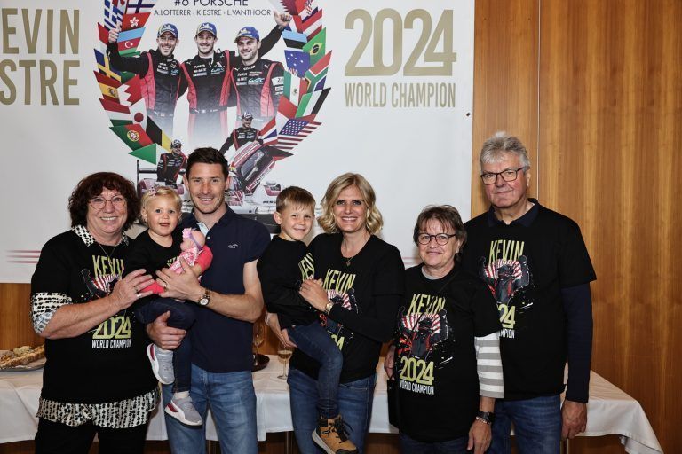 9. Nov. 2024 | Fahrer WEC-Weltmeister-Feier von Kévin Estre in seiner Heimatgemeinde in Höchst mit Freunden, Bekannten, Nachbarn und Familie. von links: Mutter von Kevin Marie-Reine, Bella (2) mit Papa Kevin, Tommy (4) mit Mama Caro, die Schwiegereltern von Kevin Gaby und Willi Ostermann