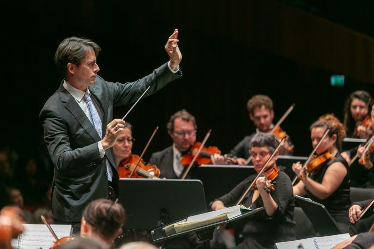 Bregenz am 24.11.2024 SOV Symphonie Orchester Vorarlberg, Konzert Nr.3, Dirigent Leo McFall
