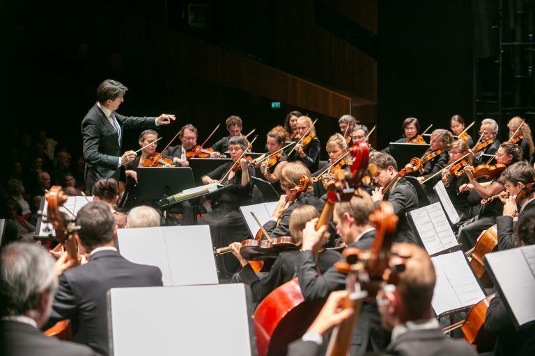 Bregenz am 24.11.2024 SOV Symphonie Orchester Vorarlberg, Konzert Nr.3, Dirigent Leo McFall