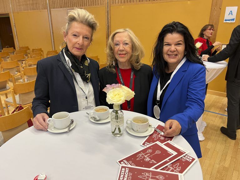 Sonja Elsler, Roswitha Steger und Sandra Schoch beim ersten Kaffee