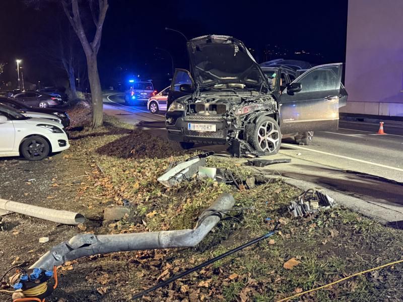 Drogenlenker fällte mit Pkw Straßenlaterne