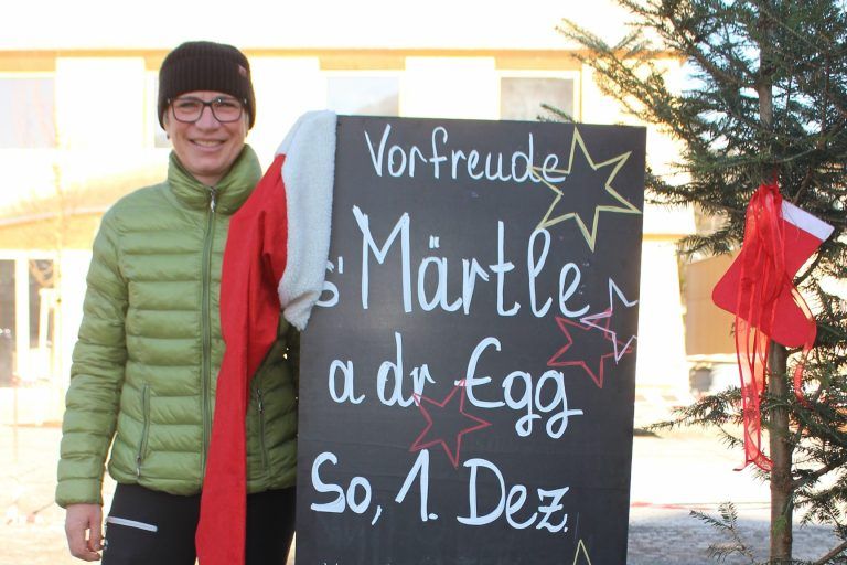 Märtle a dr Egg uf‘m „Posthus-Platz“: Noch haben Gerda Meusburger und ihre Helferinnen und Helfer alle Hände voll zu tun, aber bis am Sonntag soll der neue Dorfplatz eine ideale Arena für die erste Veranstaltung – das Märtle a dr Egg – sein.