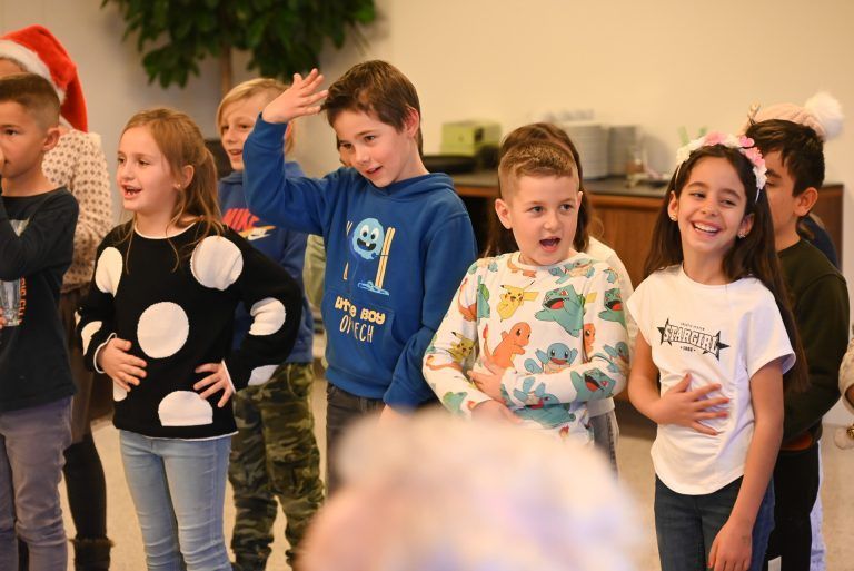 Volksschüler schenken Seniorenhausbewohnern ihre Zeit: Auch die Kinder freuten sich darüber, die Menschen im Seniorenheim zu besuchen.