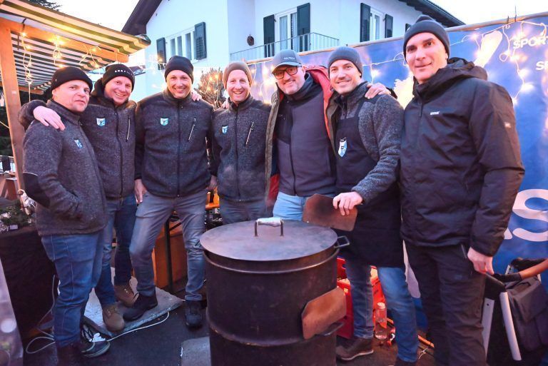 Ein Teil der Mitglieder vom Sport- und Freizeitclub Hatlerdorf. Sie haben in ihrer Jugendzeit diesen Verein gegründet.