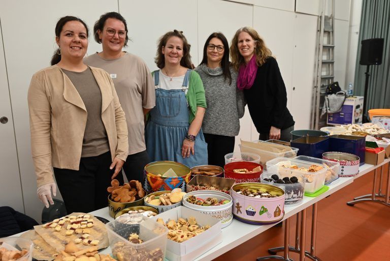 Keksverkauf in Volksschule Rheindorf: Tradition vereint Gemeinschaft: Der Elternverein der Volksschule Rheindorf: Jacqueline, Stefanie, Fabienne, Mira und Birgit (v.l.n.r.).