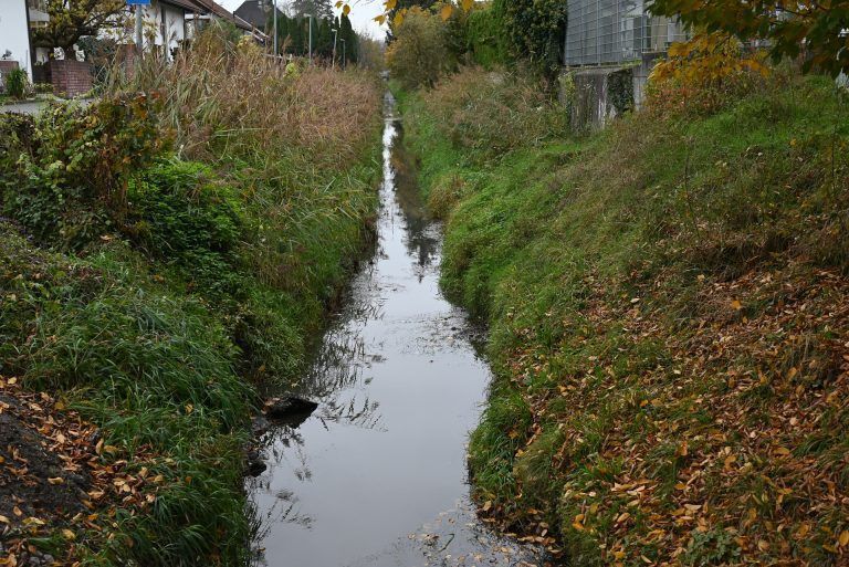Ein neuer Platz für das Quartierszentrum Hofsteigplatz: Ein Blick von der Brücke zeigt in der einen Richtung, wie der Kanal aussieht.