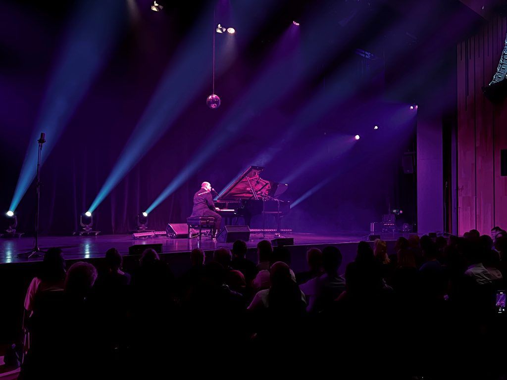 Mario Pecoraros Tribute an Elton John und Billy Joel