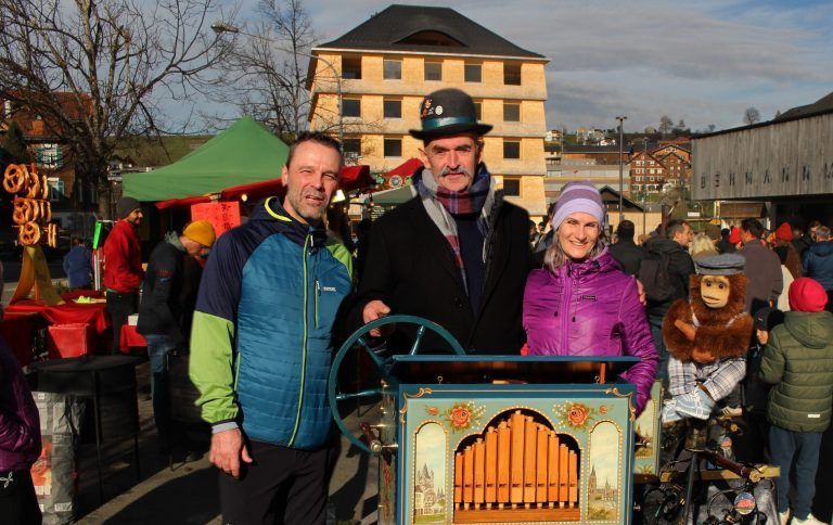 Goldener Start in den Wälder Advent: Drehorgel-Jakob sorgte für die musikalische Umrahmung der Adventausstellung in Egg und Andelsbuch. STP