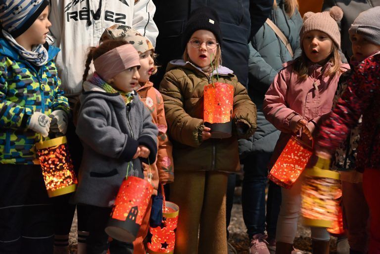 Im Rheinbähnle zum Laternenfest: Ehrfürchtig und stolz zugleich sangen die Kinder das Laternenlied.
