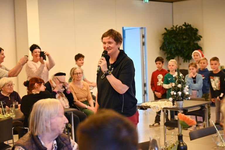 Volksschüler schenken Seniorenhausbewohnern ihre Zeit: Judith Peter, Koordinatorin für Freiwilligenarbeit, führt durch den Nachmittag und freut sich sehr, über den energiegeladenen Besuch.