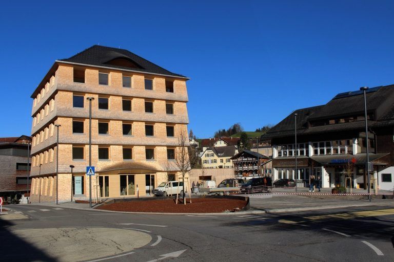 Märtle a dr Egg uf‘m „Posthus-Platz“: Auf dem Dorfplatz und im Posthus wird es „lebendig“ – und große Ereignisse werfen ihre Schatten voraus: Zu Silvester lädt Egg zur Auftaktveranstaltung für das große Jubiläumsjahr „750 Jahre Egg“ ein.