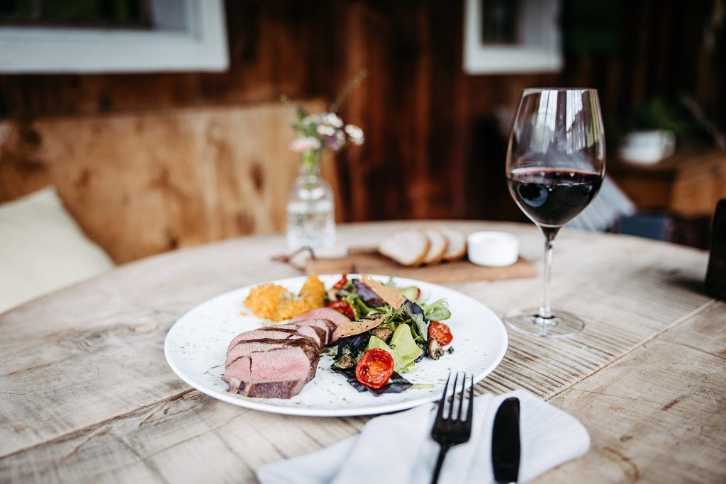 Herbst auf dem Teller: Bunter Salat mit Reh und Kürbis-Chutney