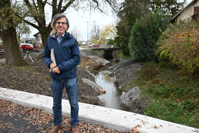 Ein neuer Platz für das Quartierszentrum Hofsteigplatz: Rudi Alge von der Umweltabteilung zeigt sich stolz über ein Stück Renaturierung am Grindelkanal.