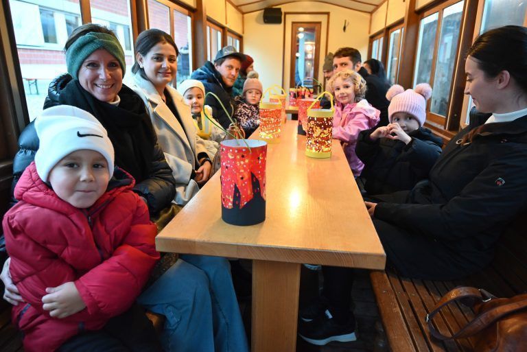 Im Rheinbähnle zum Laternenfest: Gespannt warteten die Kinder und die Eltern bis es los ging.