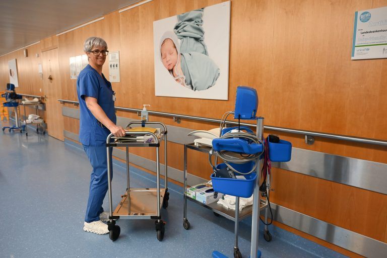 „Ich bin beruflich angekommen“: Sie betreut Frauen vor, während und nach der Geburt und ist auch in kritischen Lebenssituationen für sie da.