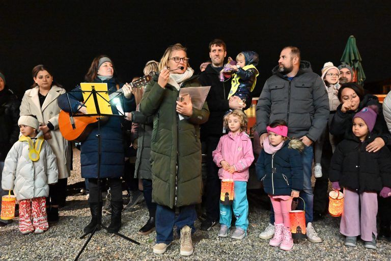 Im Rheinbähnle zum Laternenfest: Die Pädagoginnen sangen gemeinsam mit den Kindern die Laternenlieder.