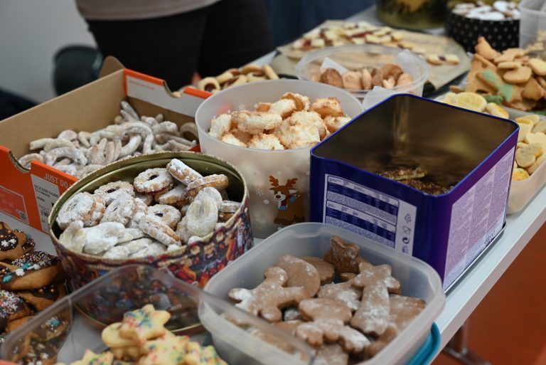 Keksverkauf in Volksschule Rheindorf: Tradition vereint Gemeinschaft: Der Kekstisch bot eine Vielfalt an leckersten Weihnachtsbäckereien.