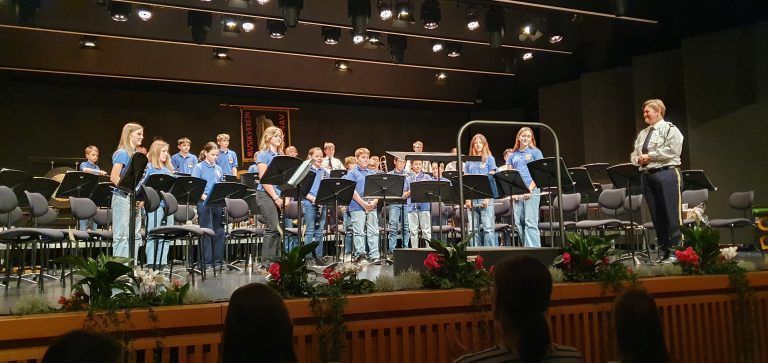Musikverein Lustenau begeisterte mit musikalischer Entdeckungsreise: Die Jugendmusik machte auf der großen Bühne den Auftakt.
