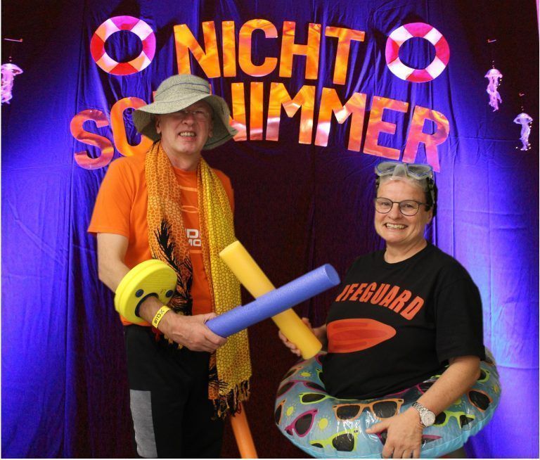 Bezauer Maturaball für Nichtschwimmer: Direktor Mario Hammerer und Klassenvorständin Elisabeth Sperger erinnerten stark an Baywatch - die Rettungsschwimmer von Malibu.