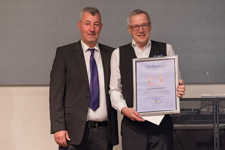 Jubiläumsfest im Zeichen von Tradition und Handwerkskunst: Dietmar Schneider und Alois Rinderer bei der Übergabe der Jubiläumsurkunde.