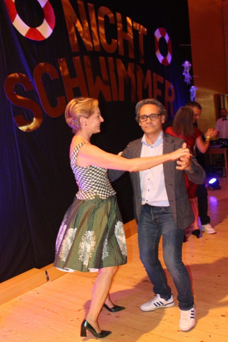 Bezauer Maturaball für Nichtschwimmer: LR Martina Rüscher hatte mit ihrem Gatten Michael beim Ball ganz persönlich Grund zum Feiern: fast auf den Tag genau vor fünf Jahren (6. Nov. 2019) wurde sie Landesrätin und wenige Tage vor dem Ball in dieser Funktion eindrucksvoll bestätigt.