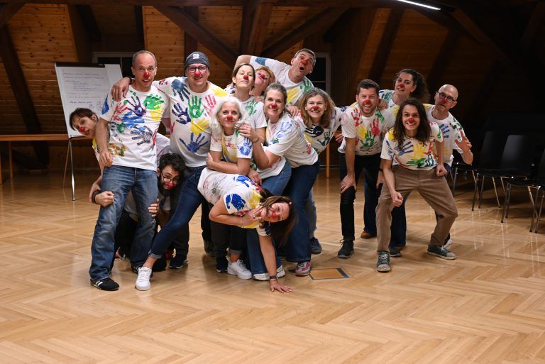 Menschen zum Lachen bringen, will gelernt sein: Mit viel Einsatz und Freude bildeten sich die CliniClowns in Höchst weiter.