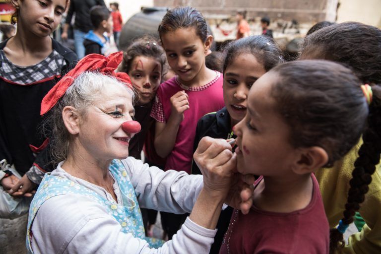 „Karawane der Menschlichkeit“ besucht Lustenau: Mit professionellen Clowns wird auch Freude an die Kinder weitergegeben. (Quelle: Karawane der Menschlichkeit)