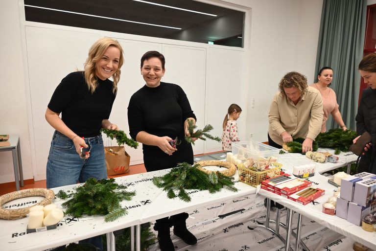 Keksverkauf in Volksschule Rheindorf: Tradition vereint Gemeinschaft: Angrenzend machten sich die Elternvertreter an die Arbeit. Sie kranzten frische Adventskränze für die Klassen.