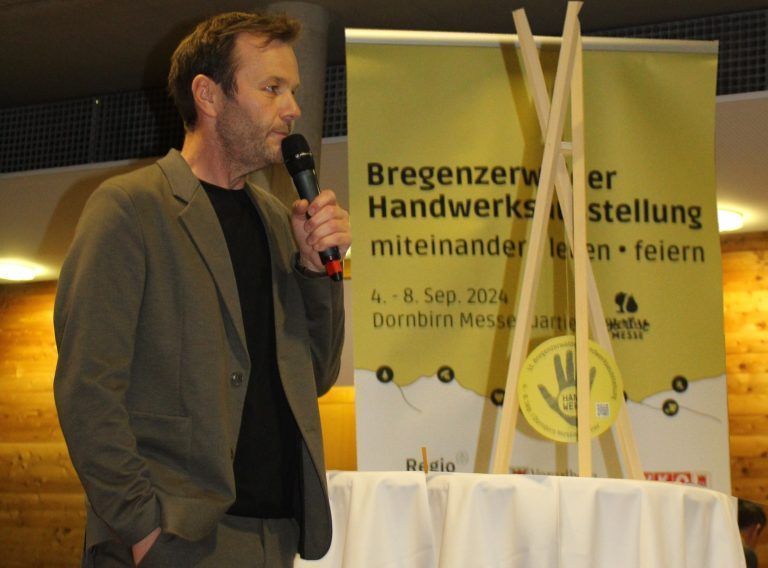 Messe Dornbirn war die Reise wert : Johannes Batlogg zog in den Bezauer Wirtschaftsschulen eine positive Bilanz über das Projekt "Handwerksausstellung in Dornbirn".