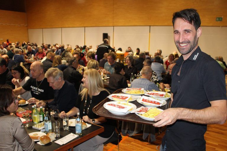 Noch dreimal Rommé im Schüblingtheater: Pommes für Theaterbesucher, die auf fleischlose Ernährung stehen.
