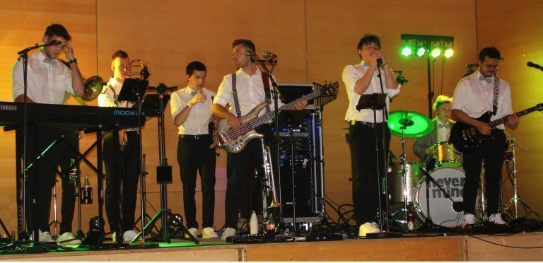 Bezauer Maturaball für Nichtschwimmer: Never Mind sorgte für musikalischen Schwung im Schwarzenberger Angelika-Kauffmann-Saal.