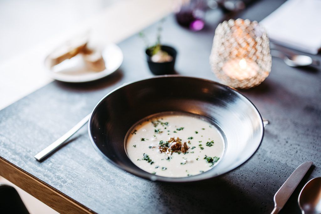 Topinambur-Schaum-Suppe mit gebratenen Steinpilzen