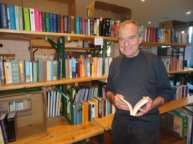 Adventliche Vorfreude im Haus der Begegnung: Helmut Schneider war fleißig beim Bücher sortieren.