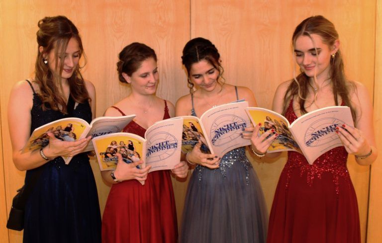 Traditionell ein Höhepunkt des Maturaballs: Die Präsentation der Maturazeitung. Das 176 Seiten starke Werk gibt tiefe Einblicke in viereinhalb Jahre Erlebnisse und Erfahrungen an der Bezauer Schule. STP