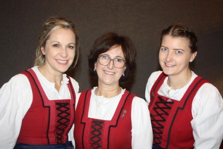 Die drei Obfrauen Isolde Gögele, Susanne Entner und Alexandra Gabriel sind für das Konzert bestens gerüstet. - © VN-TK