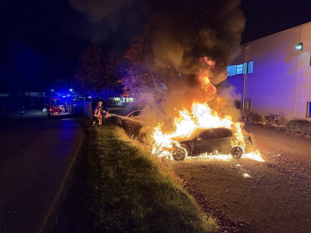 Zwei Fahrzeuge in hellen Flammen