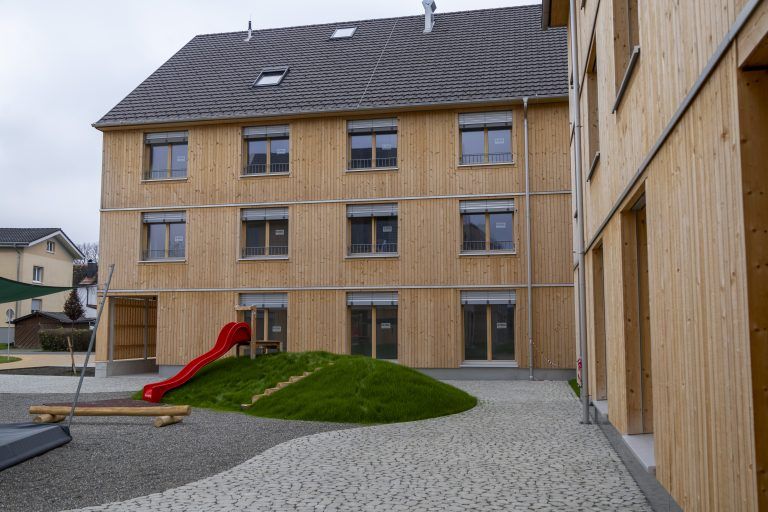 Wohnprojekt in Altach Neues Wohnquartier mit Kindergarten Nahe dem Zentrum von Altach entwickeln wir gemeinsam mit den Architekten Innauer-Matt und der Gemeinde Altach ein Wohnprojekt, das gleich auf mehreren Linien herausragend ist. Bürgermeister. Mag. Markus Giesinger