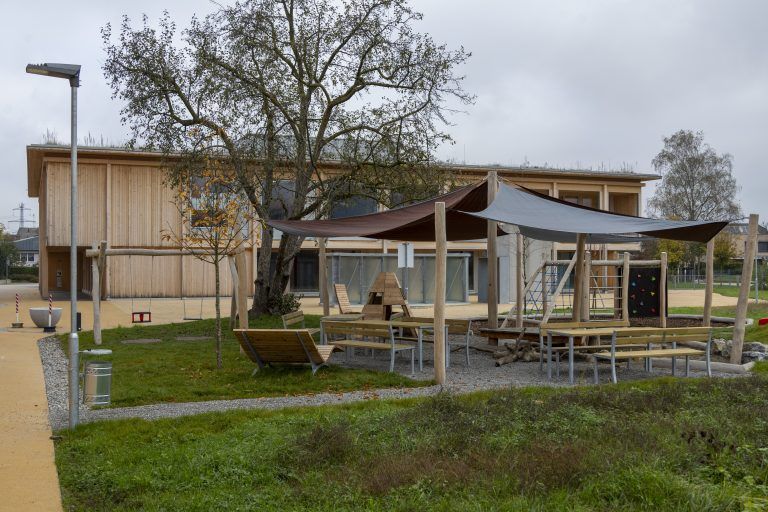 Wohnprojekt in Altach Neues Wohnquartier mit Kindergarten Nahe dem Zentrum von Altach entwickeln wir gemeinsam mit den Architekten Innauer-Matt und der Gemeinde Altach ein Wohnprojekt, das gleich auf mehreren Linien herausragend ist. Bürgermeister. Mag. Markus Giesinger